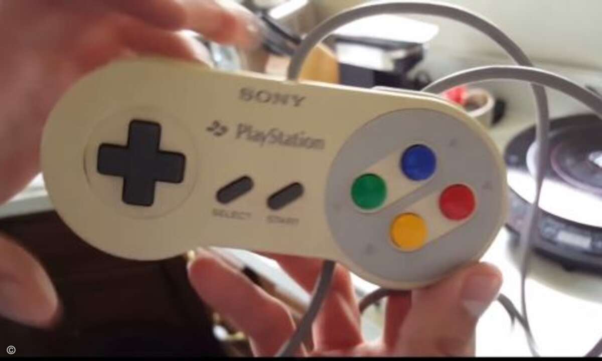 Der Controller sieht ebenfalls wie eine Mischung aus Nintendos NES-Pads und Sonys späteren Gamepads aus (Foto: Dan Diebold / Screenshot YouTube)
