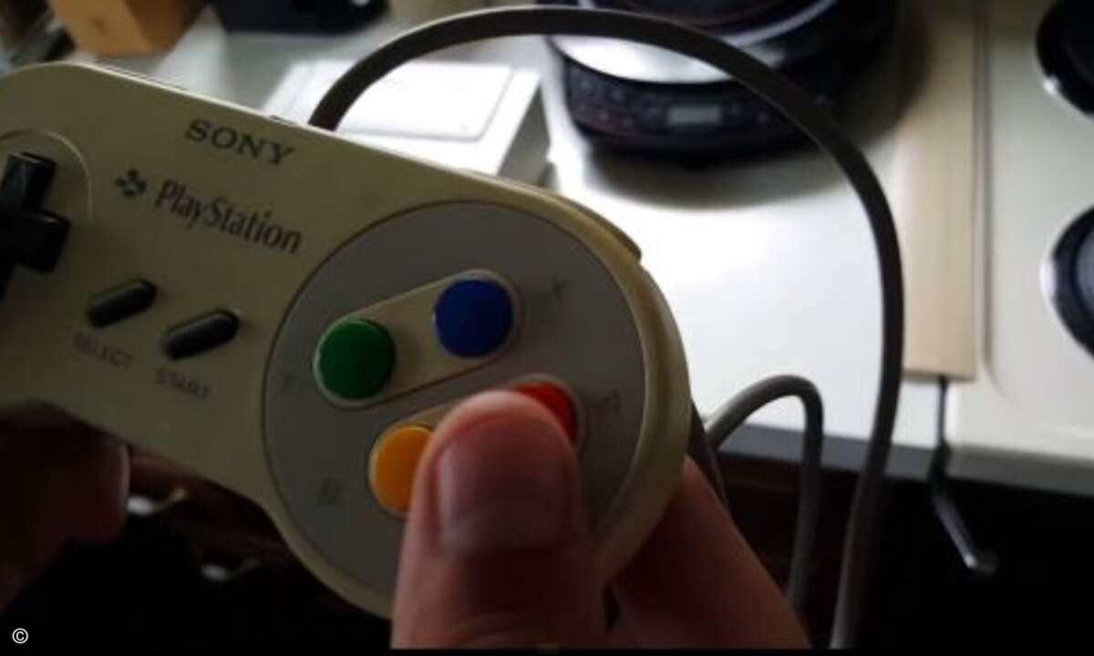 Die Tastenbelegung ist jedem Playstation-Fan bis heute geläufig (Foto: Dan Diebold / Screenshot YouTube)