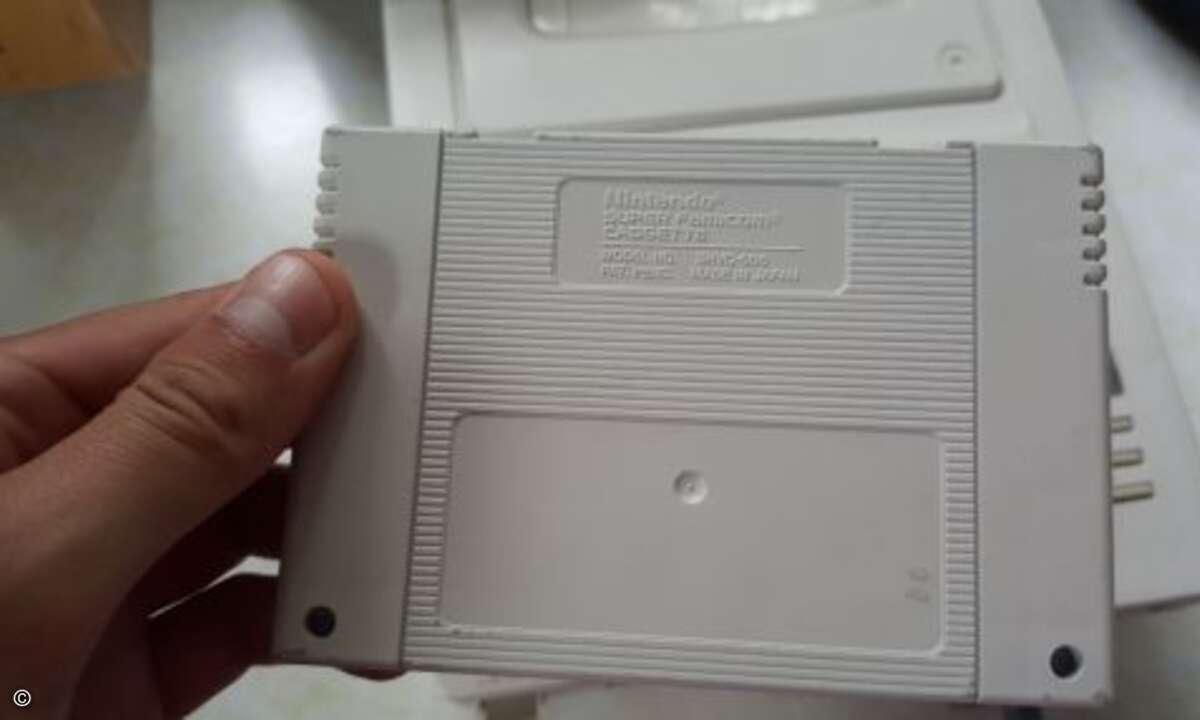 Auch eine Cartridge steckte noch im Gerät (Foto: Dan Diebold / Screenshot YouTube)