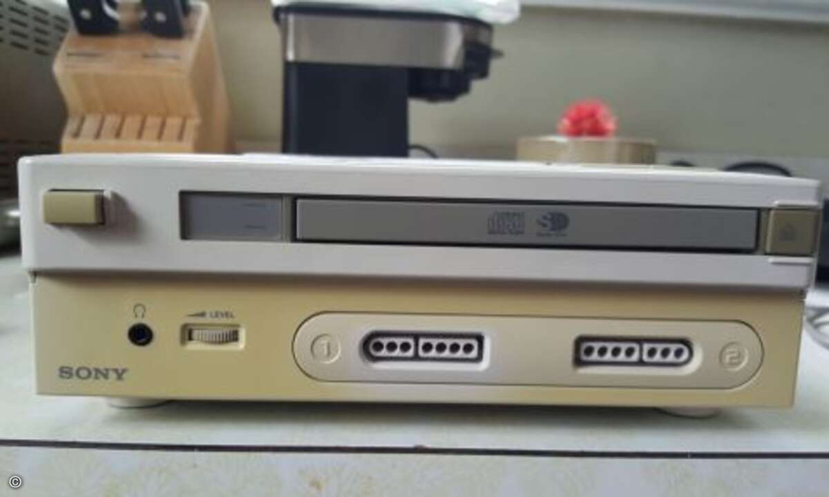 Von vorne sind schon einige Elemente der späteren Playstation zu erkennen (Foto: Dan Diebold / Screenshot YouTube)