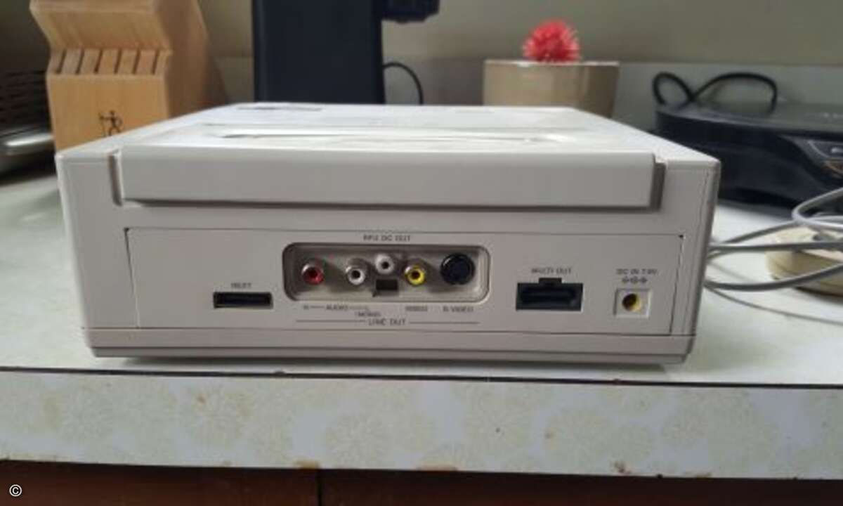 Die rückseitigen Anschlüsse der SNES Playstation (Foto: Dan Diebold / Screenshot YouTube)