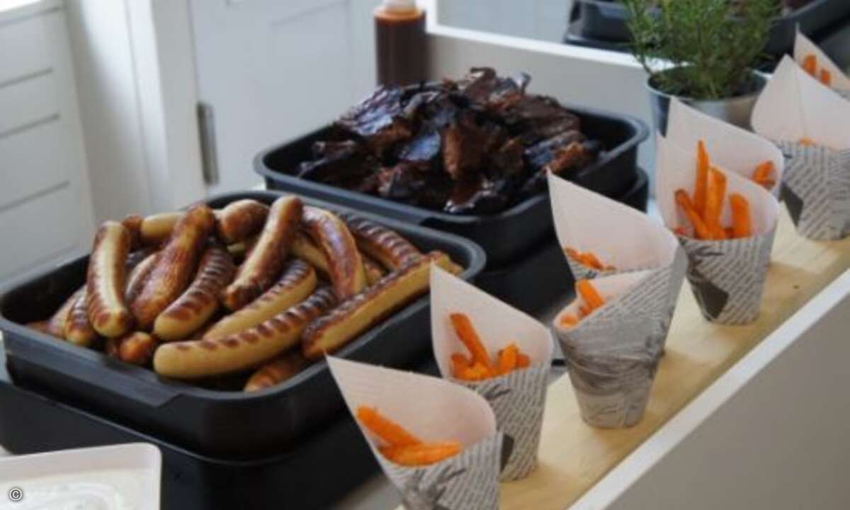 Zur Abendveranstaltung gab es für die Gäste ein Barbecue... (Bild: CRN)