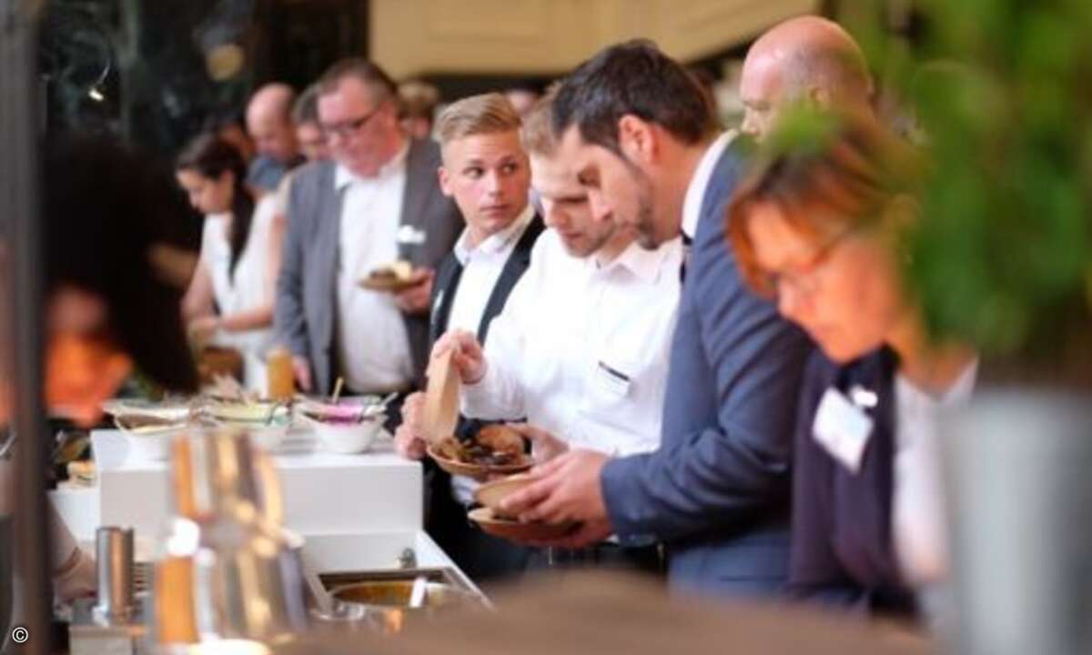 Die hungrigen Messebesucher drängelten sich am Buffet (Bild: Wick Hill)