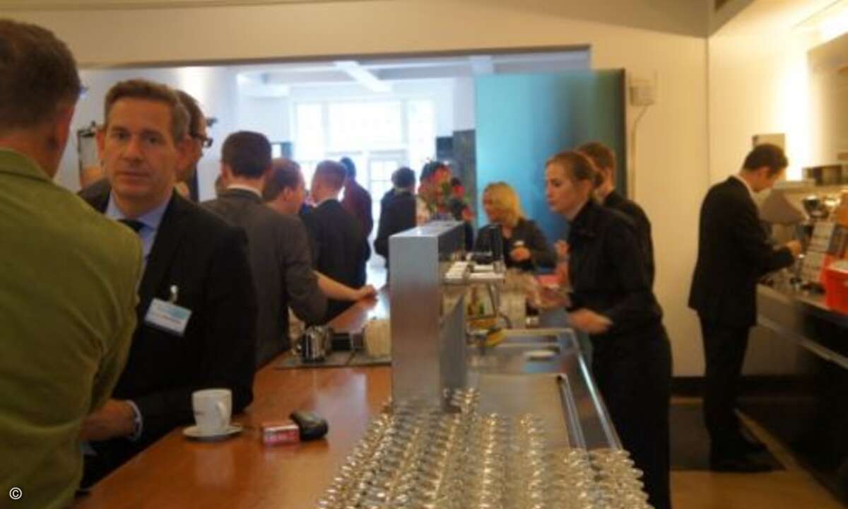 Aber auch schon tagsüber gab es eine Kaffee-Bar für die Messegäste (Bild: CRN)