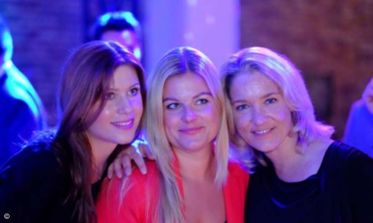 An schönen Damen fehlte es nicht auf der Wick Hill-Party (Bild: Wick Hill)