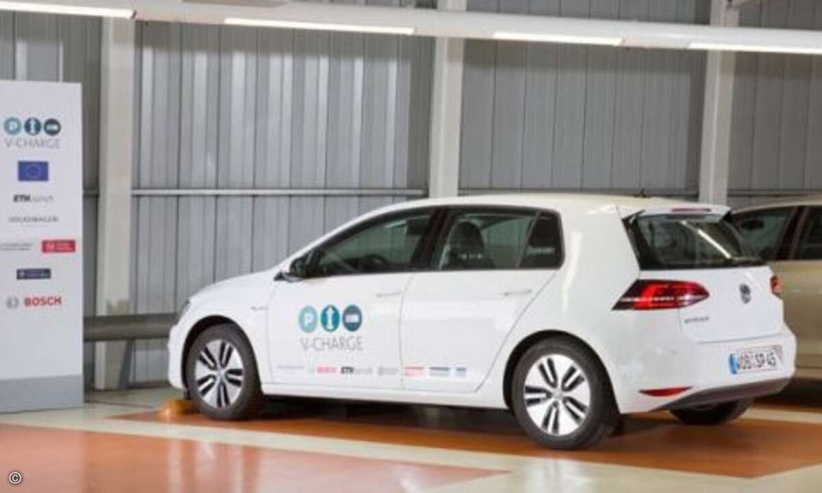 Valet-Parken ist die Zukunft. Das Projekt V-Charge geht einen Schritt weiter: Das E-Fahrzeug sucht sich selbst einen freien Parkplatz mit induktiver Ladeinfrastruktur (Foto: Volkswagen)