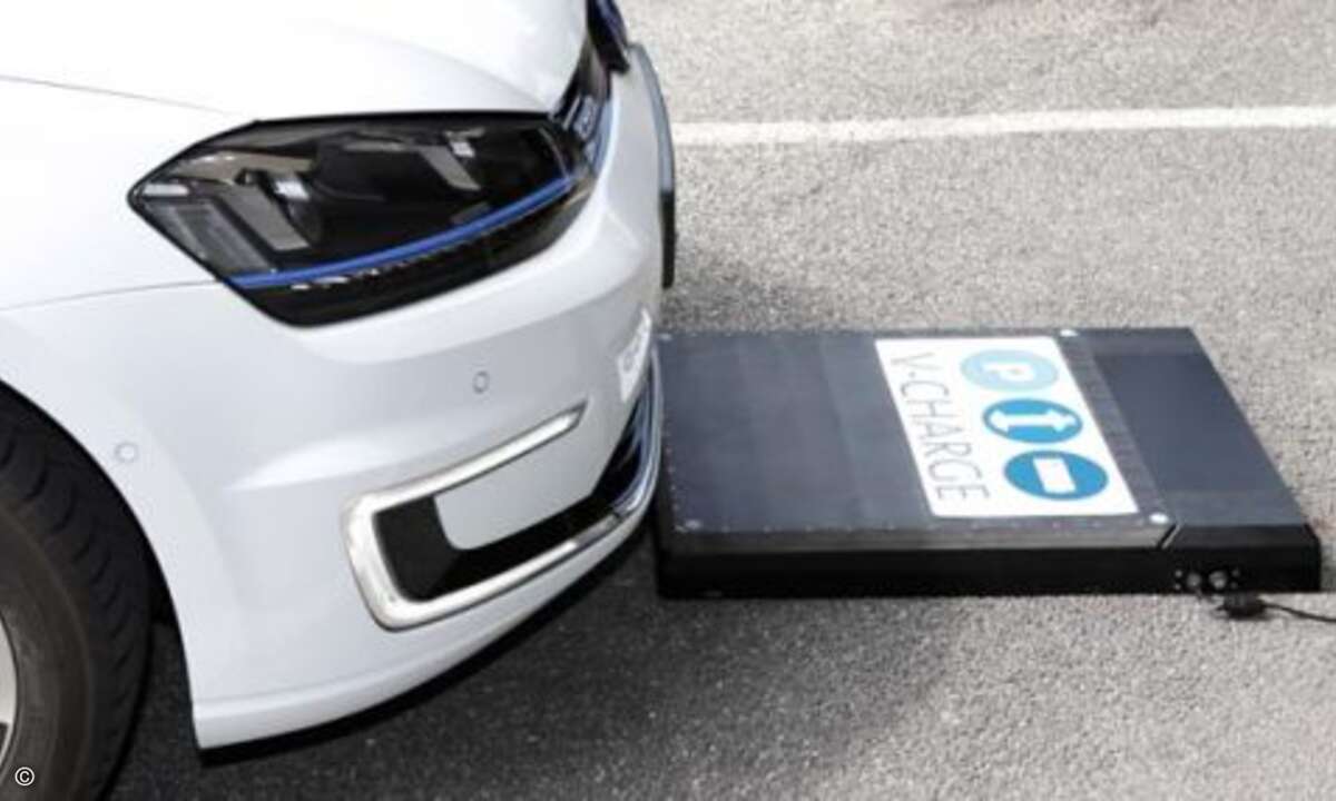 Handelt es sich um ein Elektrofahrzeug, priorisiert das System zusätzlich einen Abstellplatz mit automatischer Ladeeinrichtung (Foto: Volkswagen)