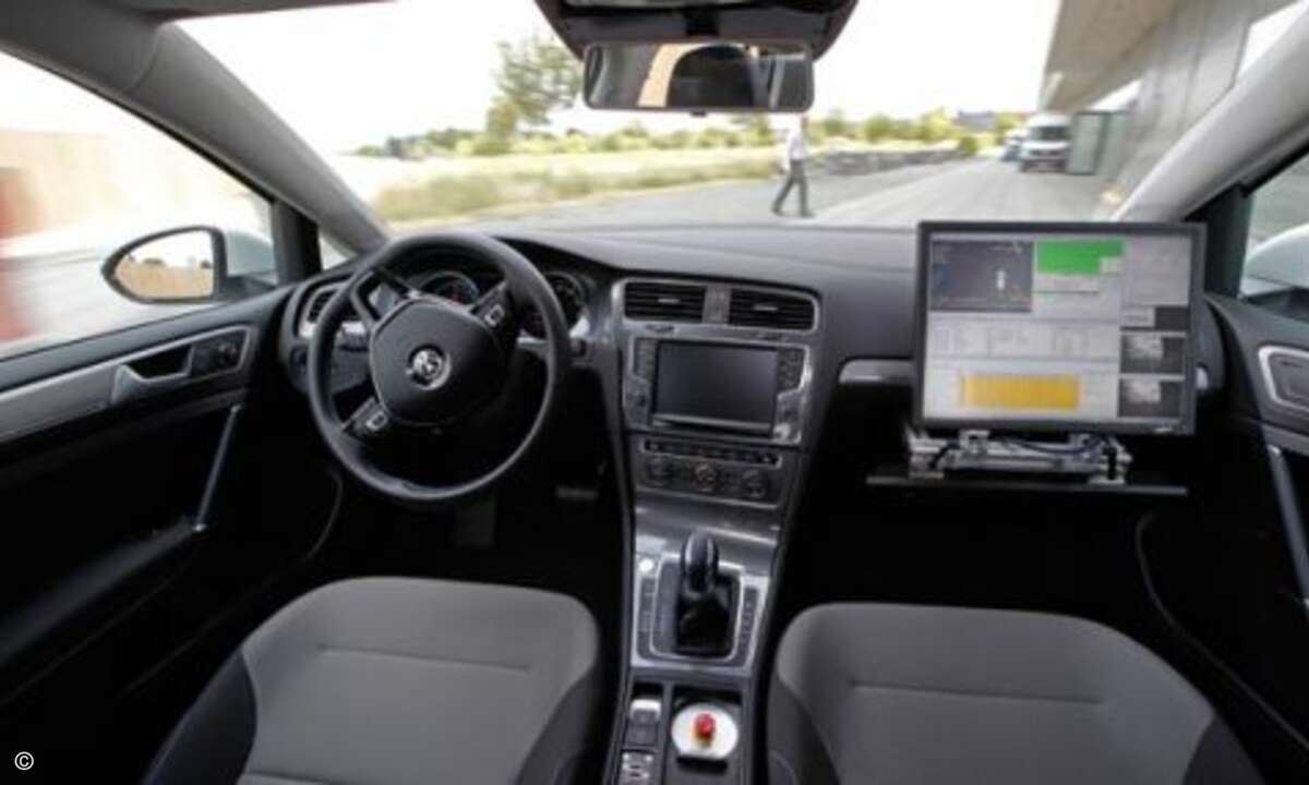 GPS-unabhängige Indoor-Lokalisierung, zentimetergenaue Parklückenvermessung und 360-Grad-Umfelderkennung funktionieren ebenso zuverlässig wie Reaktionen auf Fußgänger und Fahrzeuge oder die Berücksichtigung von Längs- und Querverkehr (Foto: Volkswage