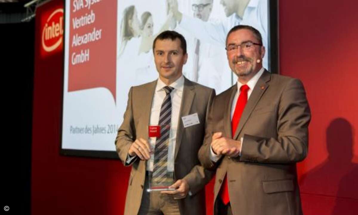 Sven Eichelbaum, SVA, holte den Award für den Partner des Jahres 2014 bei Bernd Orth ab (Bild: Fujitsu)