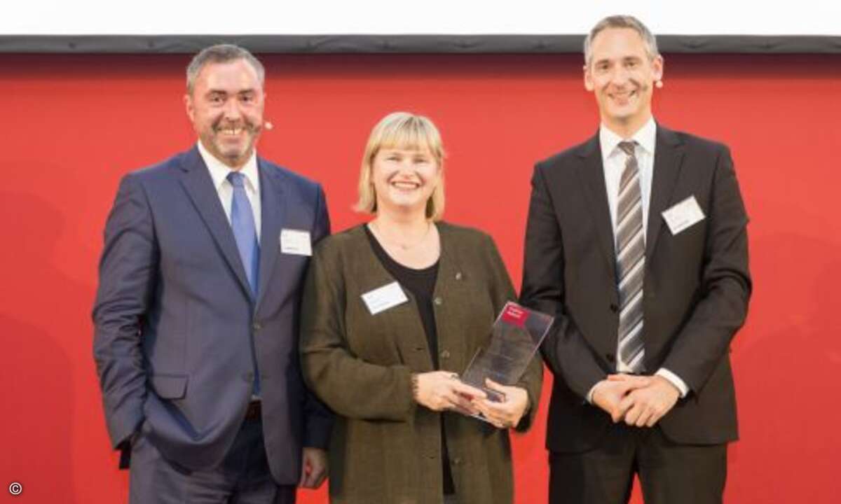 In Bad Gögging nahm Claudia Stich von Rapid Maxx den Award für das beste PC-Projekt von Bernd Orth, Director Partnermanagement Fujitsu (links) und Luis Dreher, Fujjitsu, entgegen (Bild: Fujitsu)