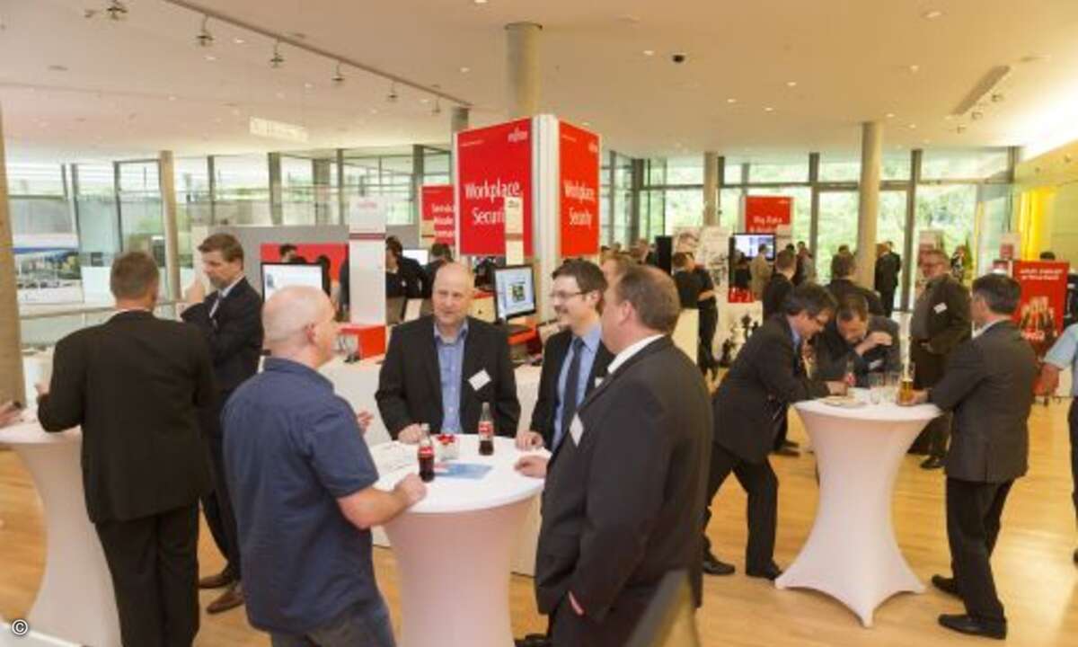 Nach Programmende nutzten viele Teilnehmer die Gelegenheit zum Networken (Bild: Fujitsu)