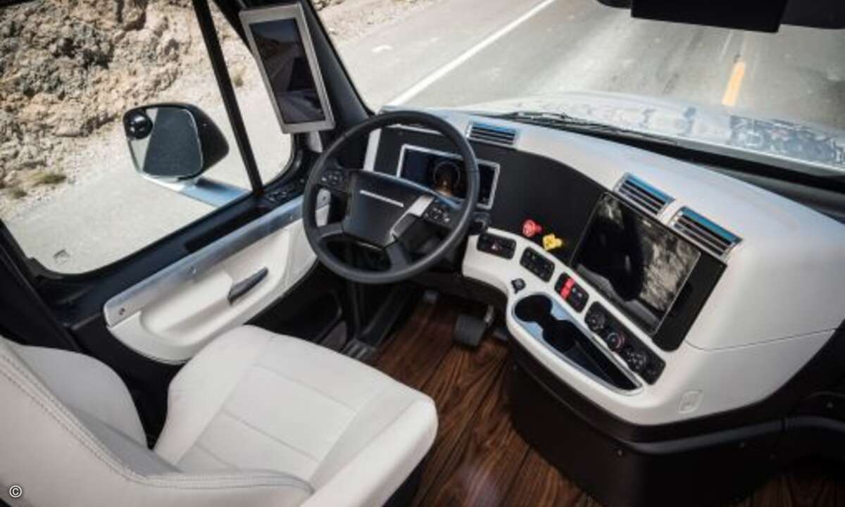 Auf den ersten Blick sieht der Arbeitsplatz des Brummi-Fahrers der Zukunft aus wie eine modernere Version aktueller Cockpits ... (Foto: Daimler)