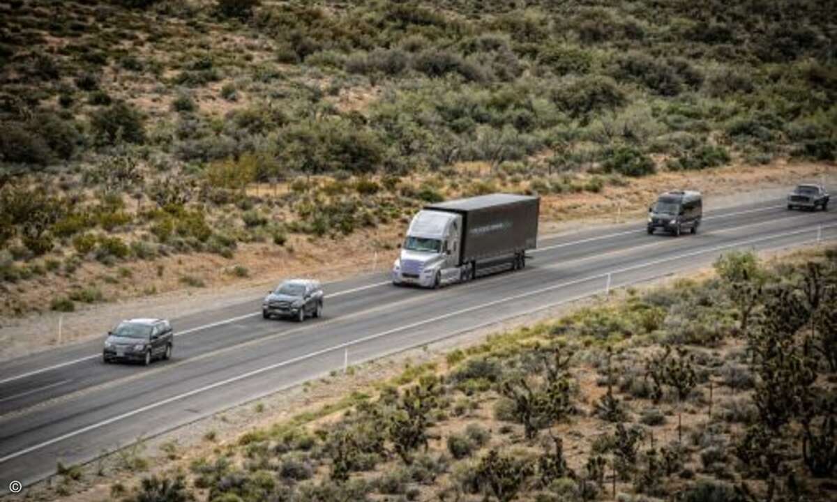 Auch wenn bei den ersten Probefahrten zur Sicherheit immernoch ein Konvoi aus Meß- und Begleitfahrzeugen mit IT-Technikern an Bord dabei war ... (Foto: Daimler)