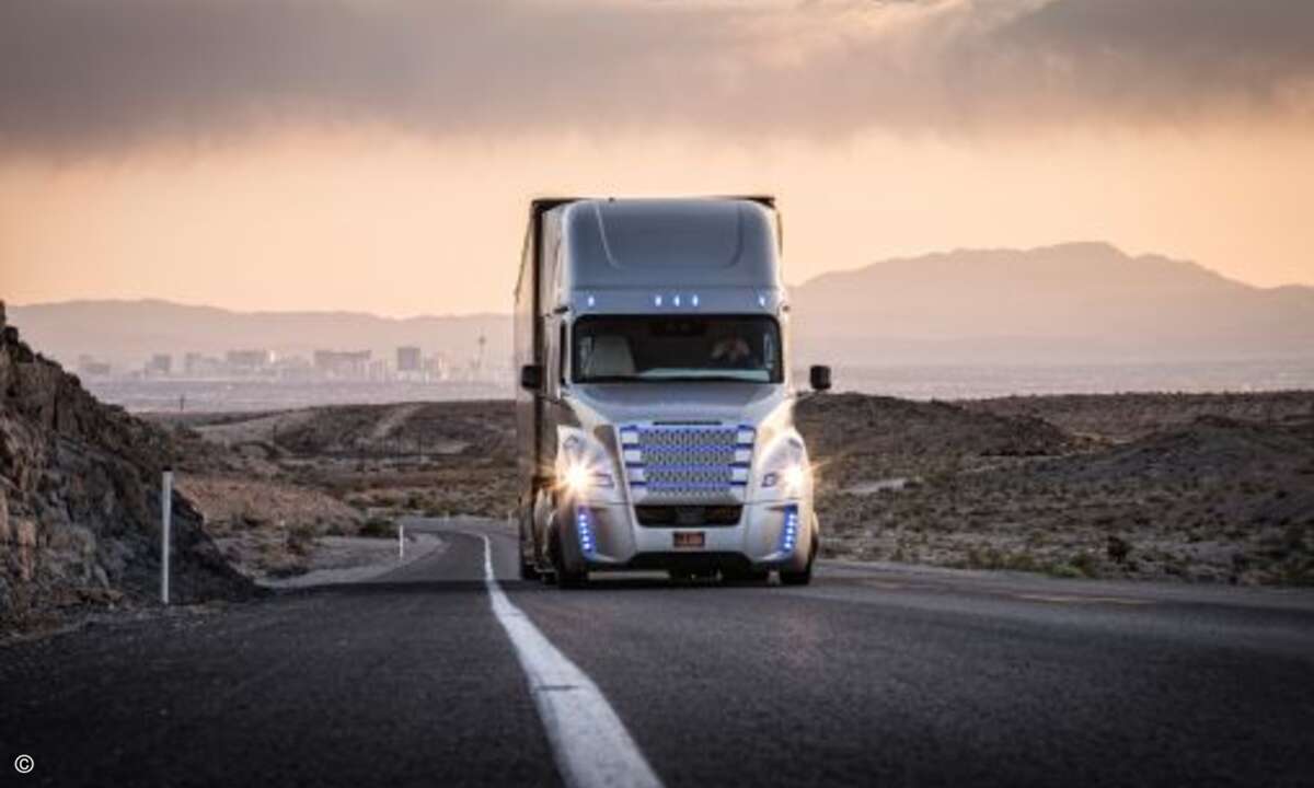 ... Der Brummi lässt die leuchtende Wüstenstadt schon längst hinter sich ... (Foto: Daimler)
