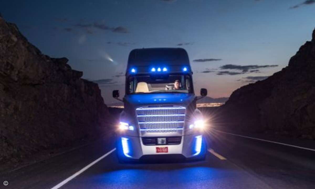 ... und fährt autonom dem Sonnenuntergang entgegen (Foto: Daimler)