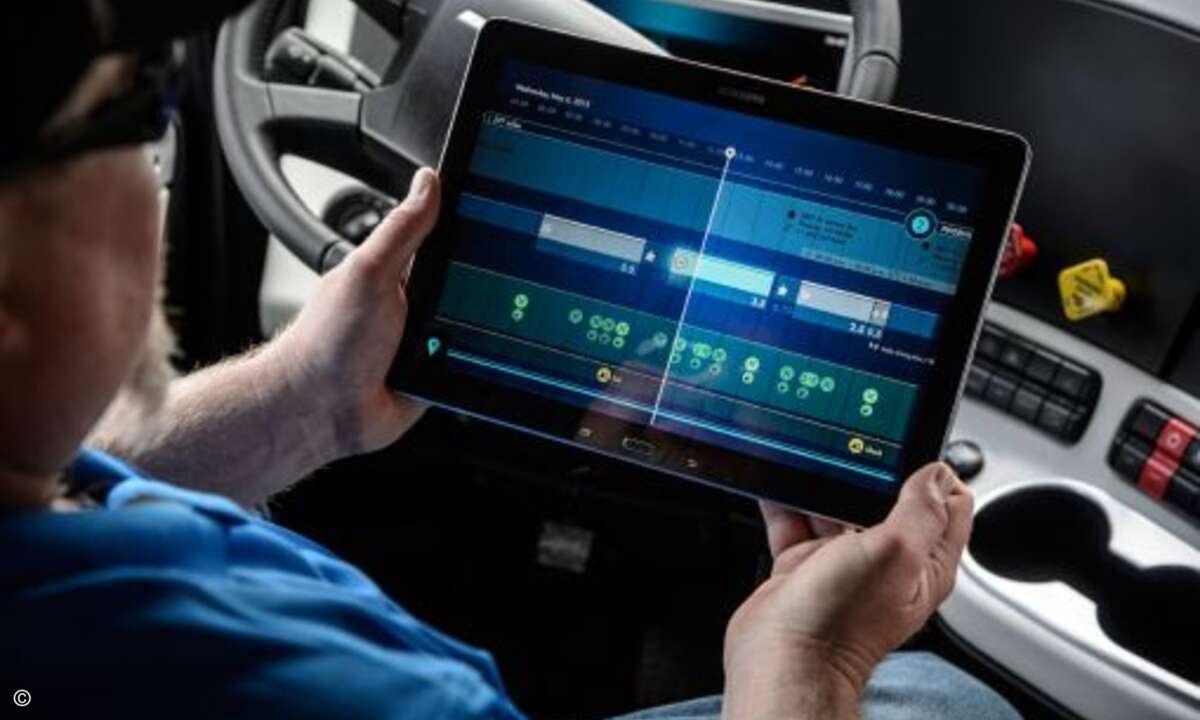 Während der Autopilot denkt und lenkt, kann der Fahrer alle Vitaldaten seines LKW überwachen ... (Foto: Daimler)