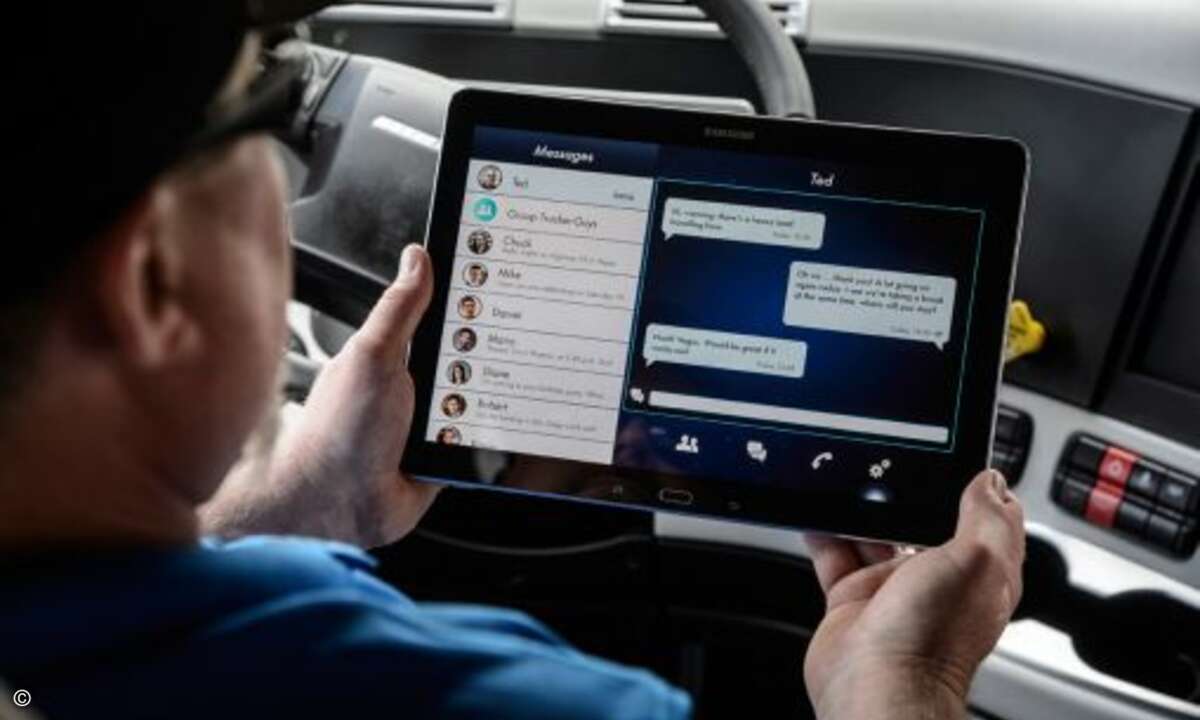 .. oder aber eine Runde chatten oder die nächsten Frachten klar machen (Foto: Daimler)