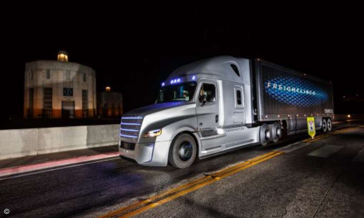 Und wenn es dann Schlafenszeit wird, muss der Lenker keinen siffigen und überfüllten Rastplatz ansteuern (Foto: Daimler)