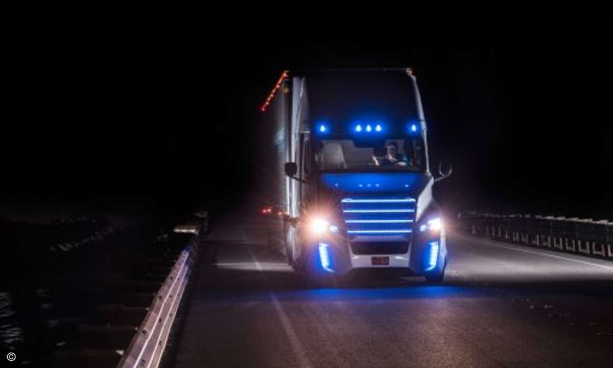Und so rollt der Truck sicher durch die Nacht ... (Foto: Daimler)