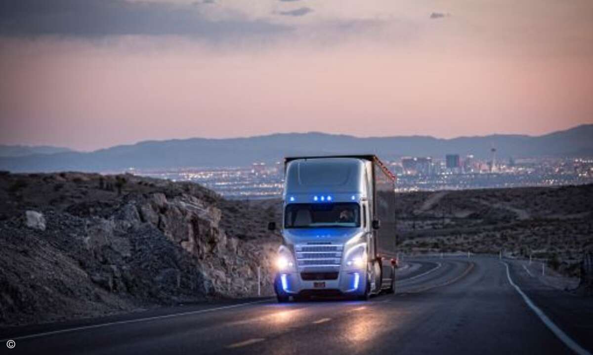 ... bis ins Morgengrauen - nur den Frühstücks-Kaffee kochen kann er noch nicht automatisch (Foto: Daimler)