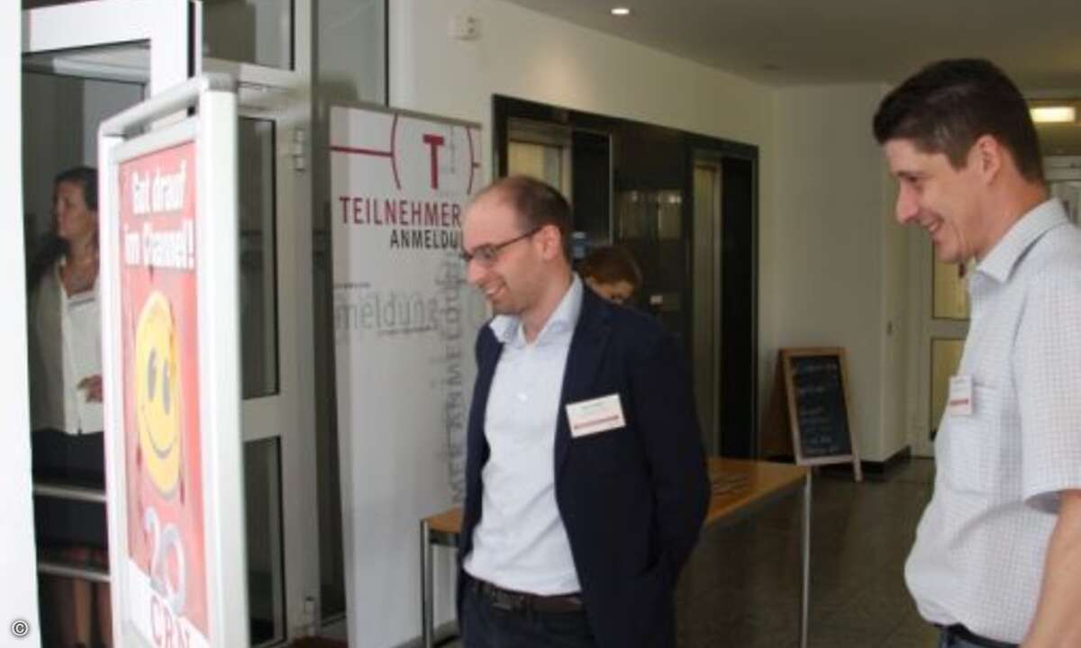 Aufmerksam studierten die Teilnehmer die Agenda (Foto: CRN)