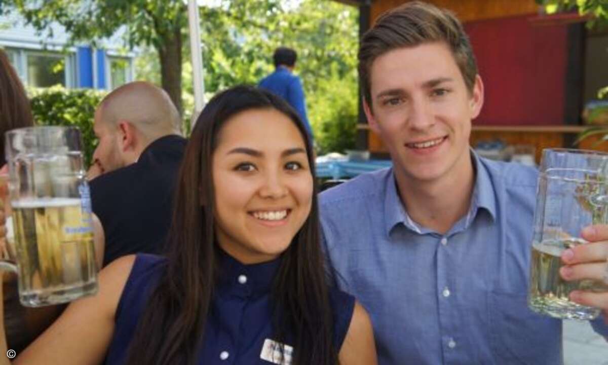 Auch die Partner genehmigten sich ein kühles Bier: Gina Levi und Felix Horn von Autotask (Foto: CRN)