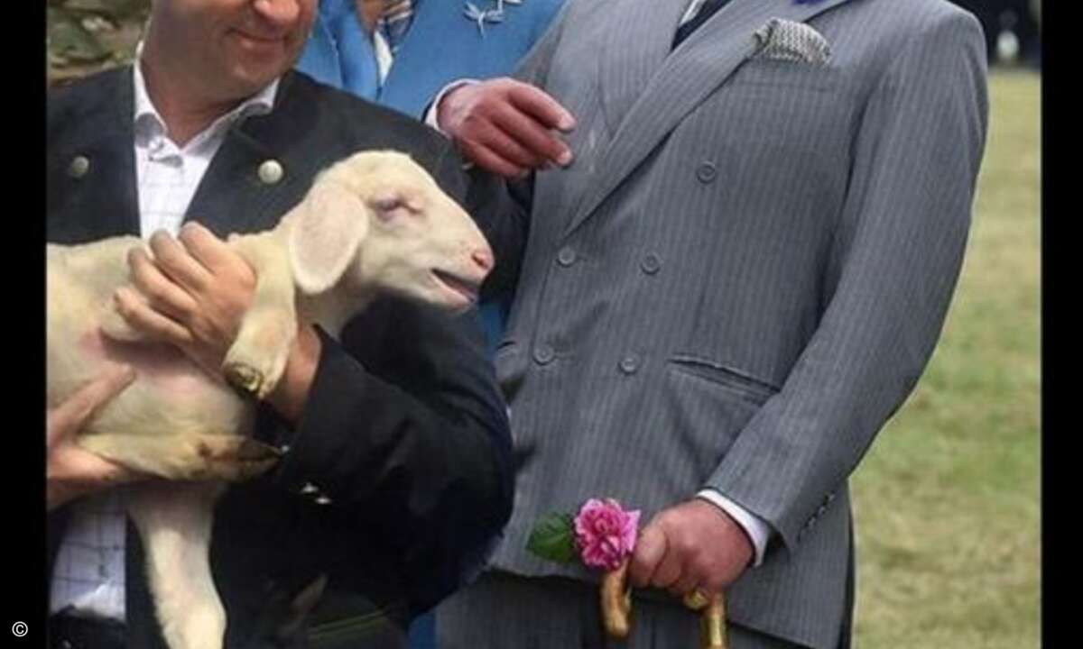 Der britische Thronfolger kann seine Abneigung gegenüber dem bayerischen Finanzminister Markus Söder nur schwer verbergen - oder ist es das Lamm? (Foto: Twitter.com)