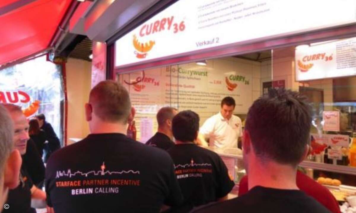 Fleißige Partner dürfen auch fleißig essen – an Berlins bekanntestem Currywurst-Stand