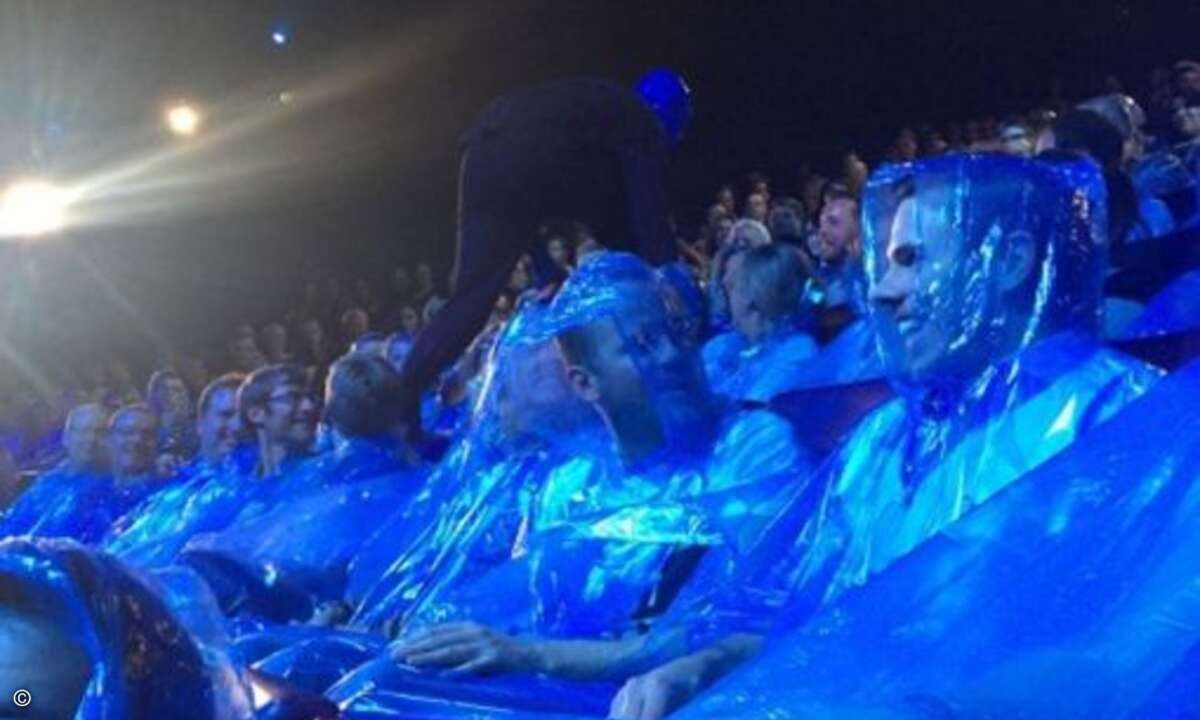 Wenn die Blue Man Group loslegt, empfiehlt sich für die ersten Reihen wasserfester Spritzschutz
