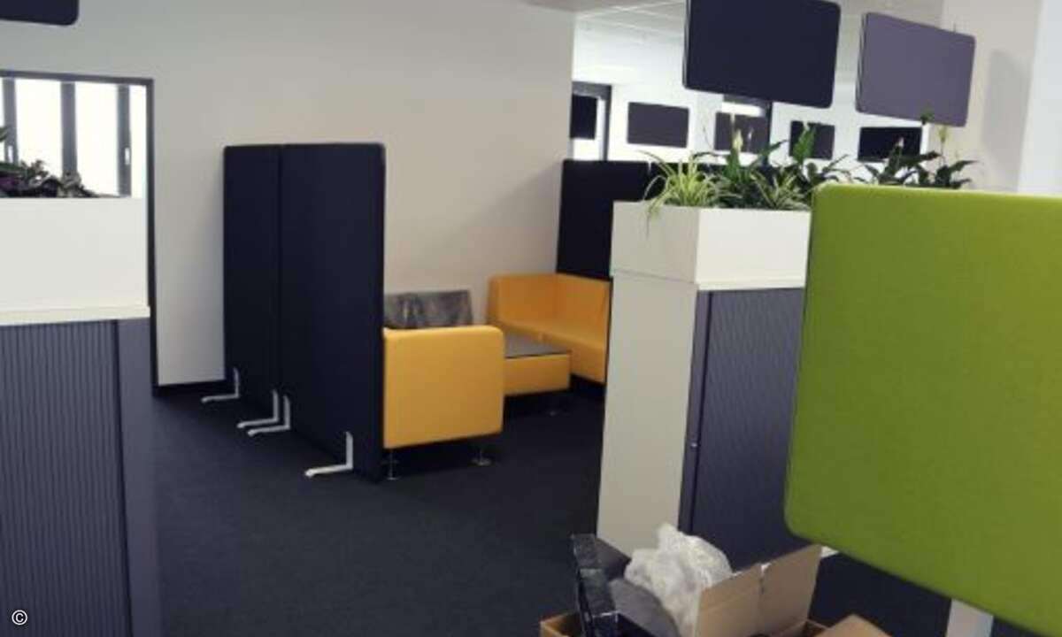 für die Mitarbeiter gibt es gemütliche Besprechungszonen (Bild: Schenker Technologies)