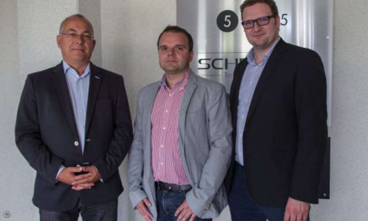 stolz posieren die Schenker-Geschäftsführer Andreas Galle, Melchior Franke und Robert Schenker (von links) vor dem neuen Firmeneingang (Bild: Schenker Technologies)