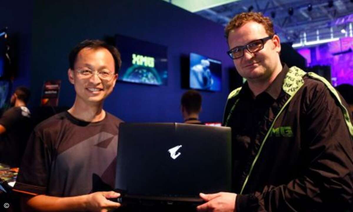 Vincent Liu, Director Sales and Marketing Aorus, und Robert Schenker, Gründer von Schenker Technologies (Bild: Schenker Technologies)