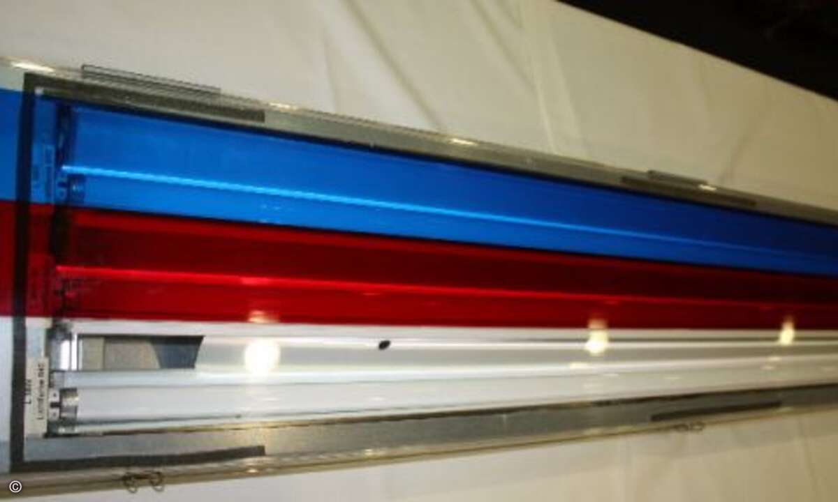 Bis vor kurzem sahen die Beleuchtungsmodule noch so aus: Über jeweils drei Leuchtstoffröhren waren farbige Plexiglasscheiben montiert. Damit war es möglich die Farben Rot, Blau und Weiß zu erzeugen. (Foto: elektroniknet.de)