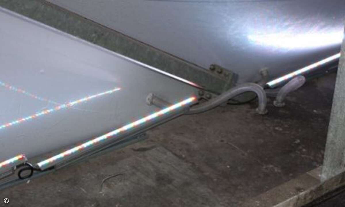 Jetzt erstrahlt das Kissen in Weiß, wobei sich die Farbe aus dem gesamten Spektrum aller LED-Farben zusammensetzt. (Foto: elektroniknet.de)