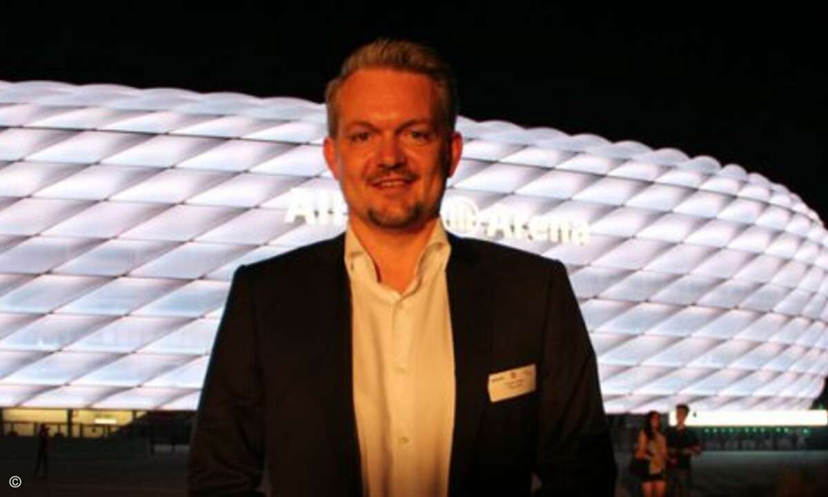 Nach der Präsentation, gegen 22 Uhr, zeigt sich Philips Lighting Geschäftsführer Roger Karner zufrieden vor der Kulisse der Allianz Arena. (Foto: elektroniknet.de)