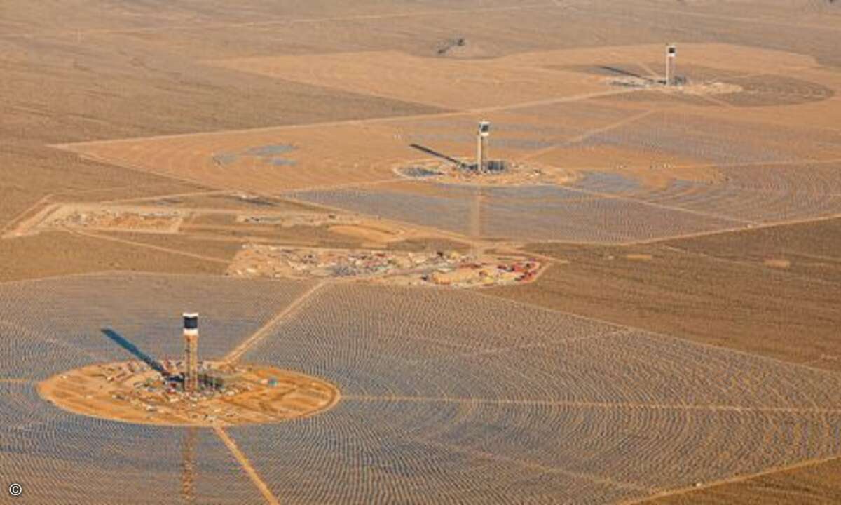 ... den ausgetrockneten See Ivanpah gebaut und bedeckt mit seinen 173.500 Heliostaten mit je zwei Spiegeln ... (Foto: BrightSource Energy)