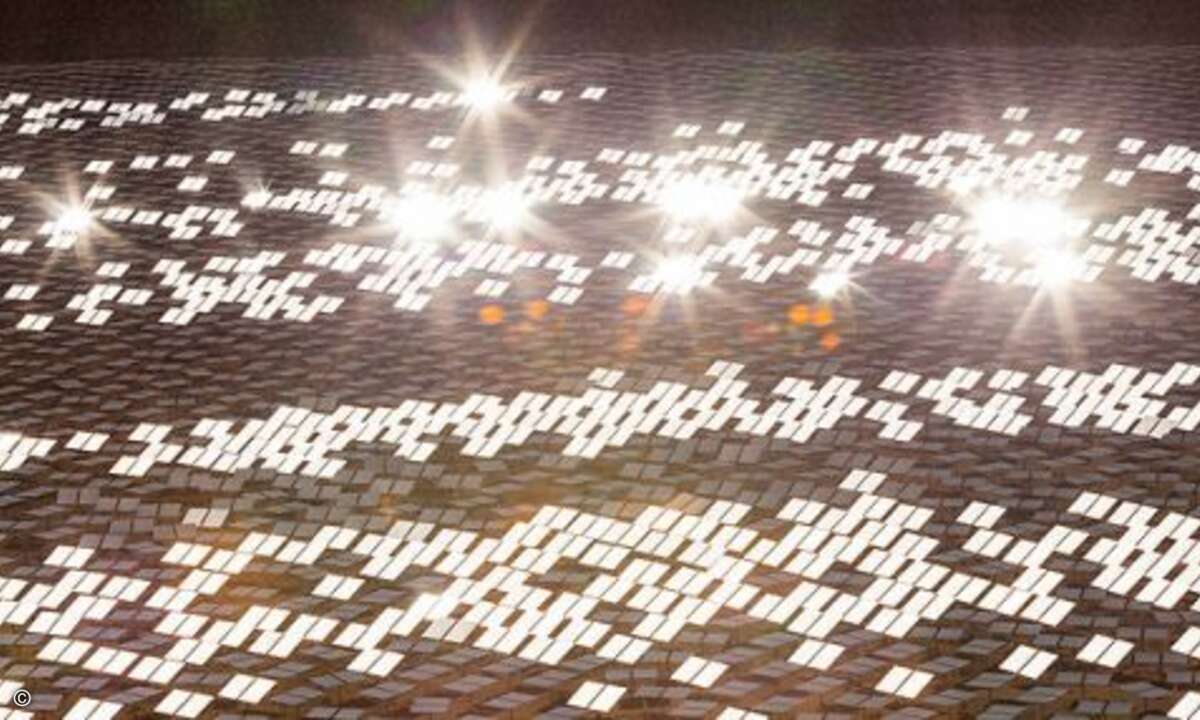 ...zahlreiche Spiegel, genannt Helistate, die Sonnenstrahlen auf die... (Foto: BrightSource Energy)