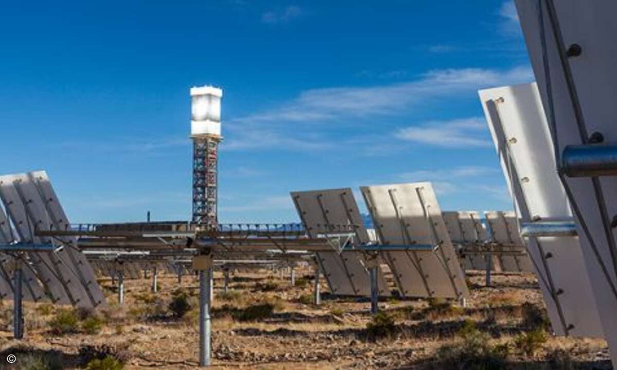 ...Spitze eines Solarturms mit Absorber (Receiver). Durch die Konzentration auf die Spitze entstehen dort Temperaturen von... (Foto: BrightSource Energy)