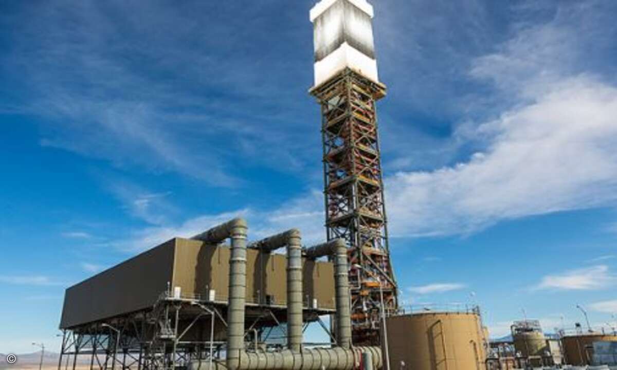 ...bis zu mehreren 1000 °C. Der thermodynamische Wirkungsgrad ist also deutlich höher als bei Solarfarm-Kraftwerken. Als Wärmeträgermedium werden entweder... (Foto: BrightSource Energy)