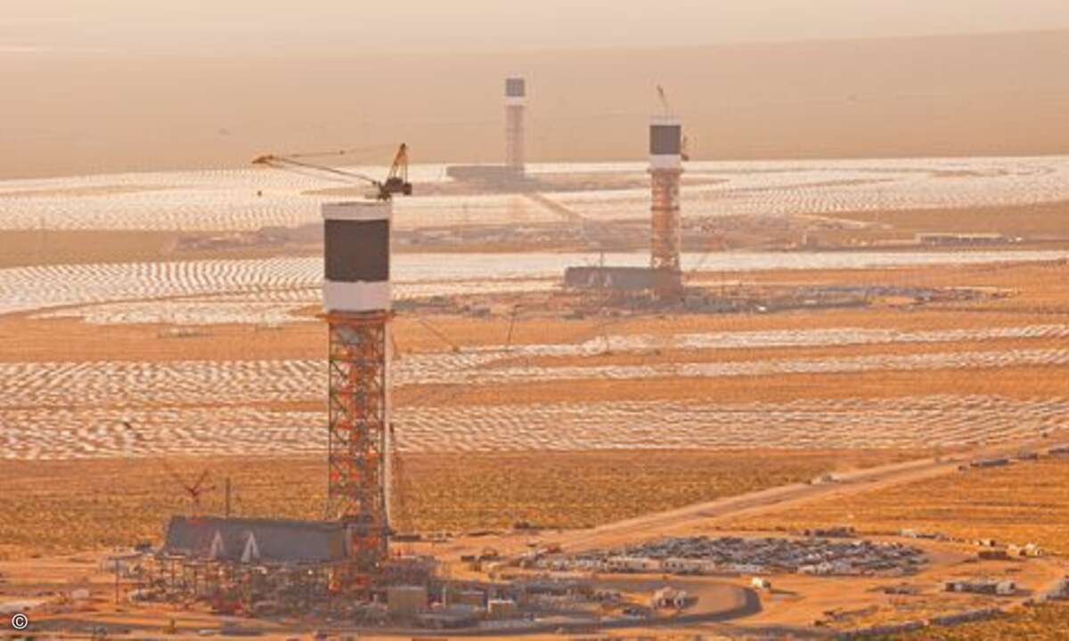 ...flüssiges Nitratsalz, auch Salzschmelze genannt, Wasserdampf oder Heißluft verwendet. Ivanpah ist mit einer Nennleistung von 392 MW das bis jetzt größte... (Foto: BrightSource Energy)