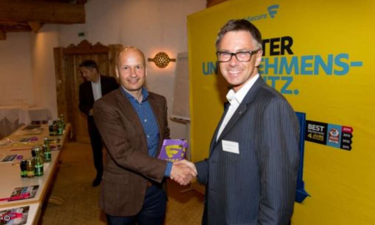 Thorsten Wabnitz von Wabnitz IT (rechts) freut sich über den von Christian Fredrikson überreichten F-Star Award (Foto: F-Secure)