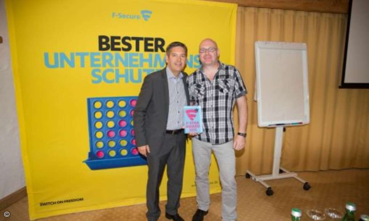 Franz Heiden von Genoa (rechts) erhält von Klaus Jetter einen F-Star Award (Foto: F-Secure)