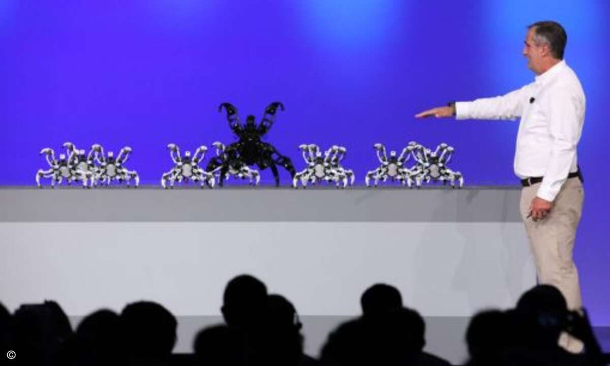 Mit dem Armband lässt sich sogar eine ganze Armee von Roboterspinnen dirigieren (Bild: Intel)