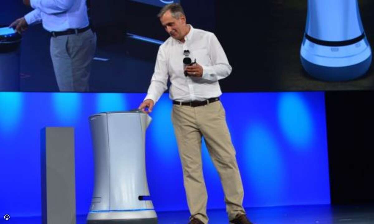 Noch bequemer ist der virtuelle Butler, der den Intel-CEO während der Keynote mit Erfrischungen versorgt (Bild: Intel)