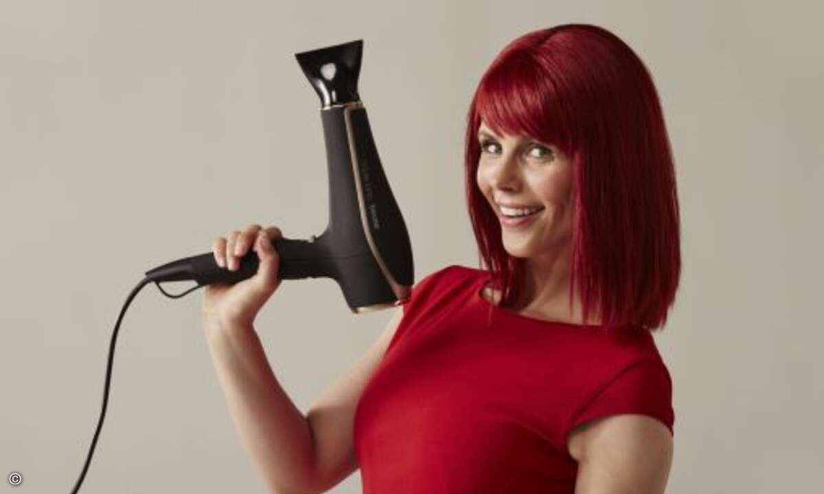Ihr Name ist IFA; Miss IFA. Sie hat die Lizenz zum Föhnen und Fröhnen. Zum Beispiel mit dem Beurer HC 80 Haartrockner AC (Foto: Messe Berlin)