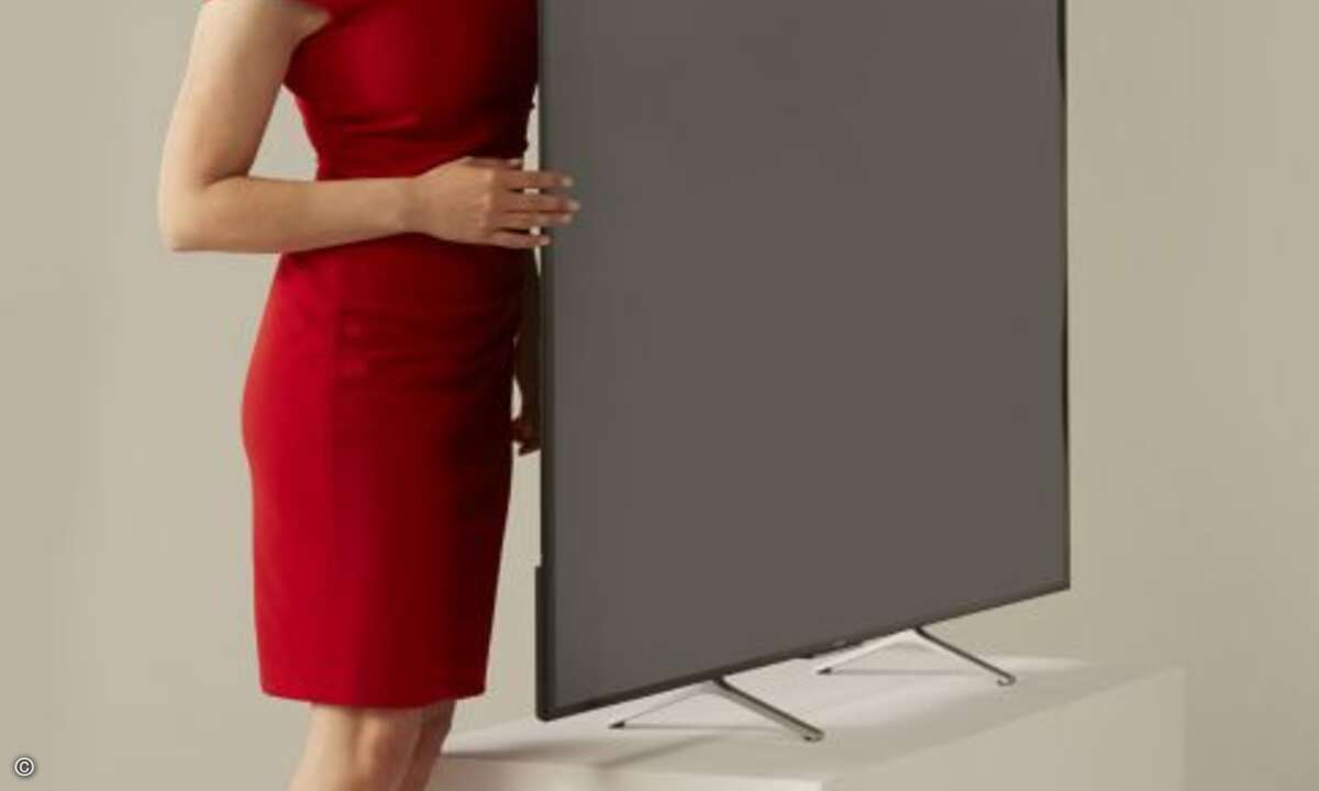 Nur per Fotofinish zu erkennen: Der Sony BRAVIA X90C 4K Ultra HD TV 65 Zoll ist sogar noch etwas schlanker, als Miss IFA (Foto: Messe Berlin)