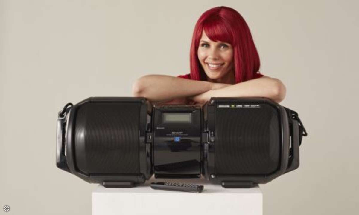 Dicke Beatz: Mit dem kräftigen Sound aus der SHARP Audioanlage GX BT9... (Foto: Messe Berlin)