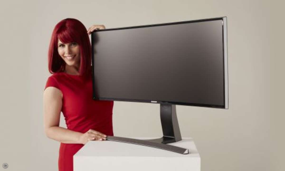 Für alle, die auch im Büro auf Kurven stehen, empfiehlt Miss IFA außerdem den Samsung Curved Monitor SE790C... (Foto: Messe Berlin)