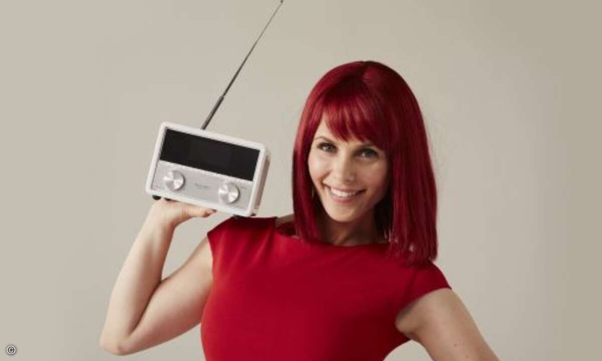 Wer lieber zeitgemäß Radio hört, dem empfiehlt Miss IFA wärmstens das TechiSat Digital DABPlus Radio (Foto: Messe Berlin)