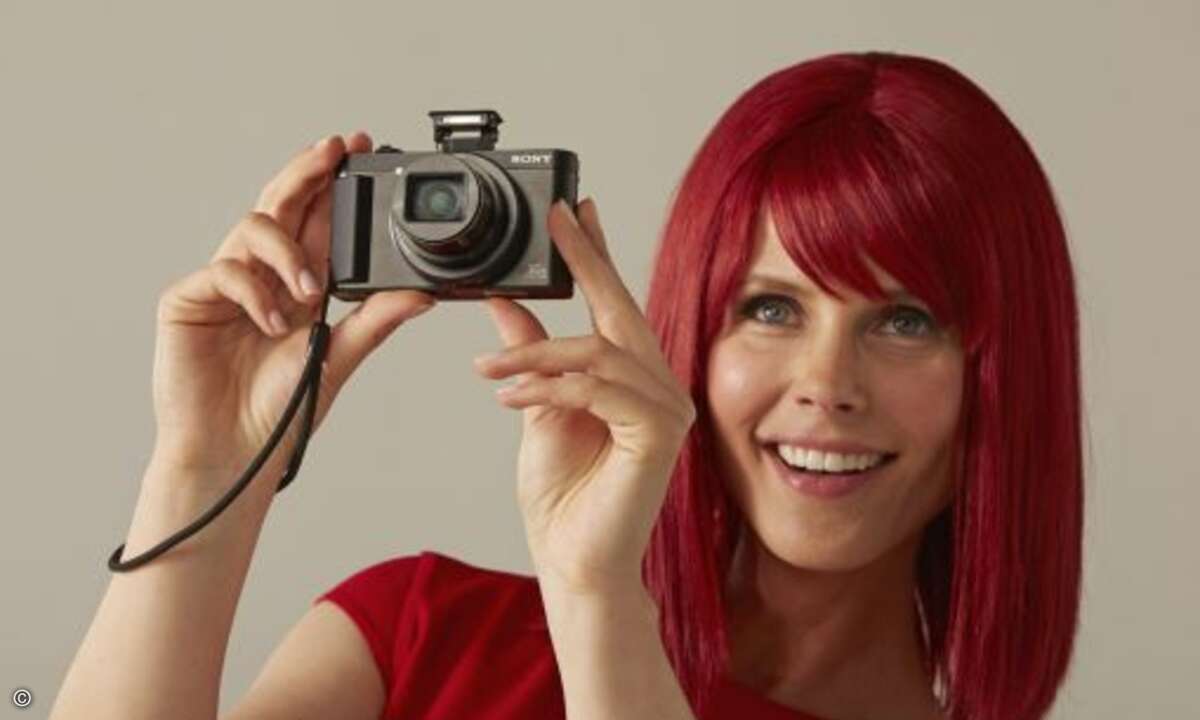 So schön kann ein Lächeln sein, wenn auf dem Bild nur das Kleid und nicht die Augen rot sind: Sony Cyber Shot DSC HX90V (Foto: Messe Berlin)